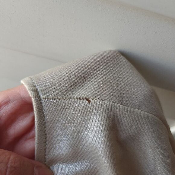 ECI New York Metallic Gold Rosette V-neck Blouse sz S - Picture 9 of 9